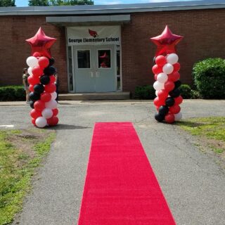 red star balloon column